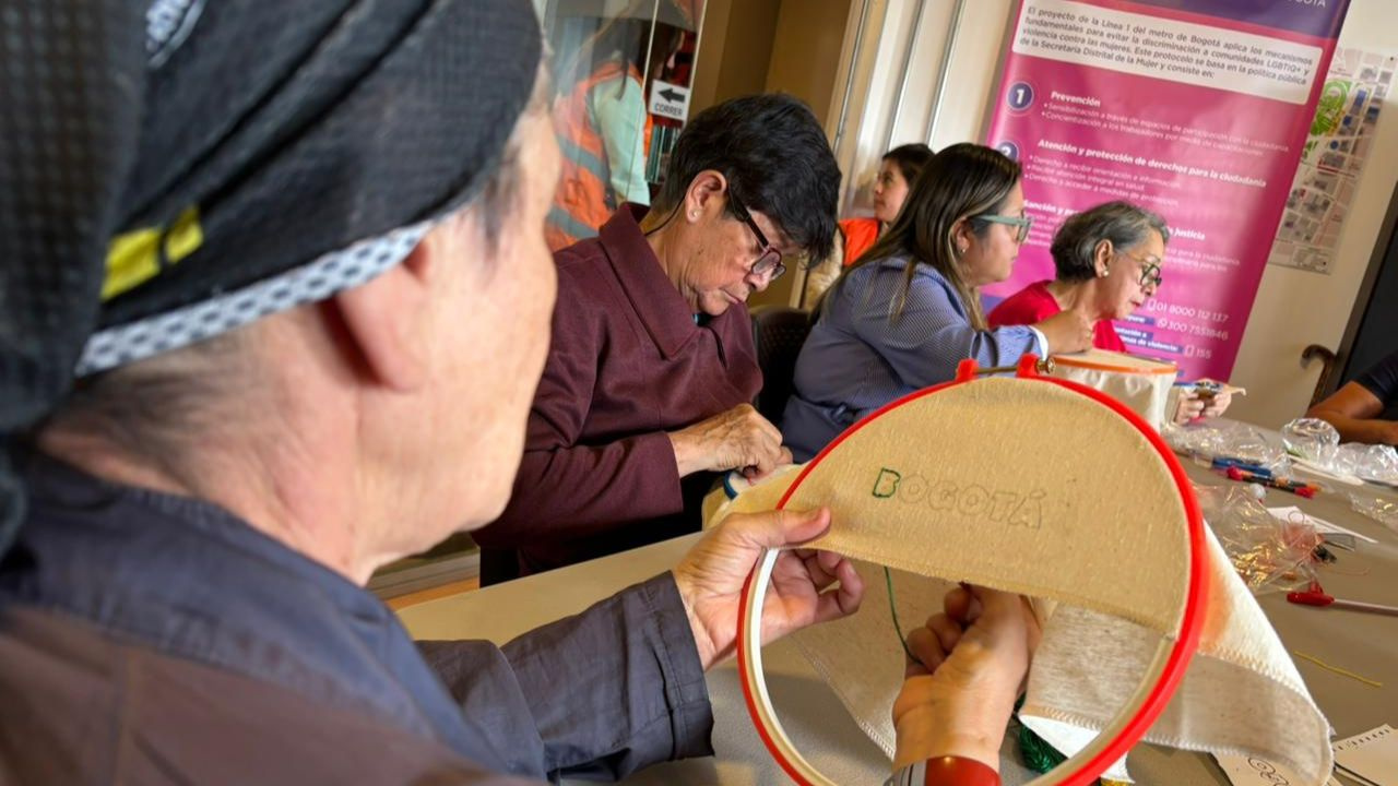 Con aguja, hilo y sueños: así bordaron las mujeres la cultura ciudadana del Metro