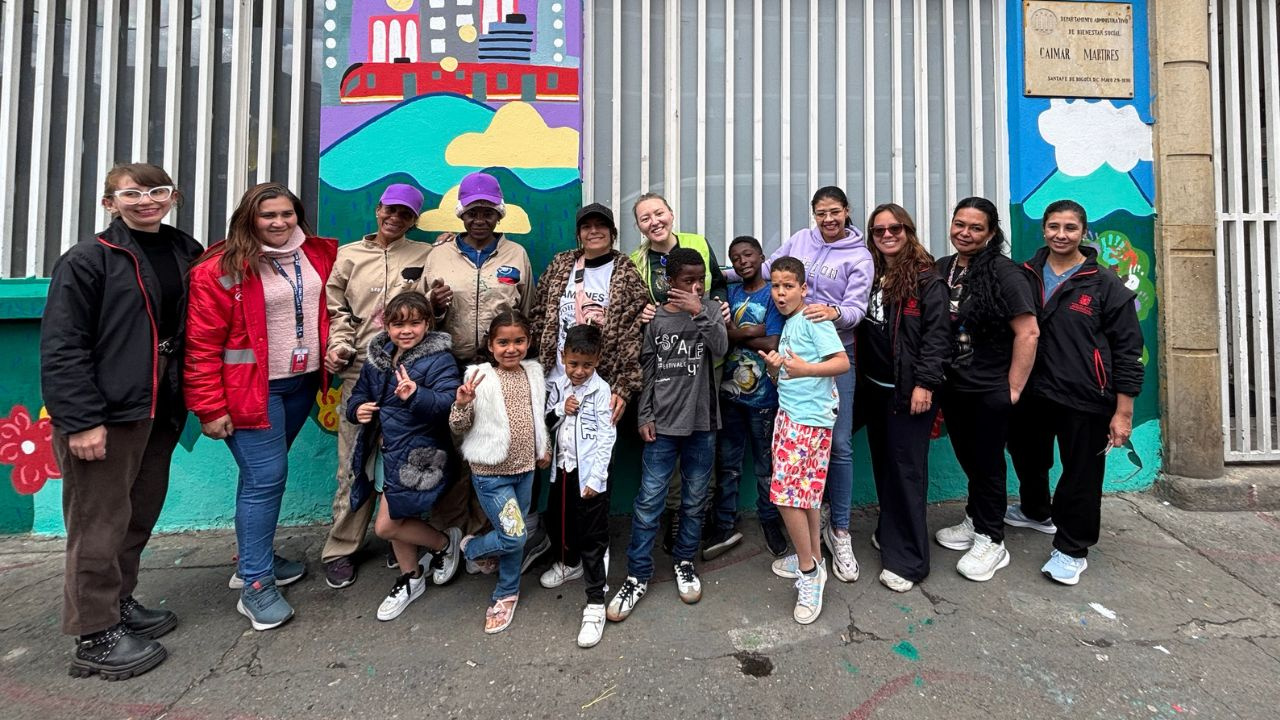 Grupo de personas reunidas, quienes realizaron la intervención en el barrio