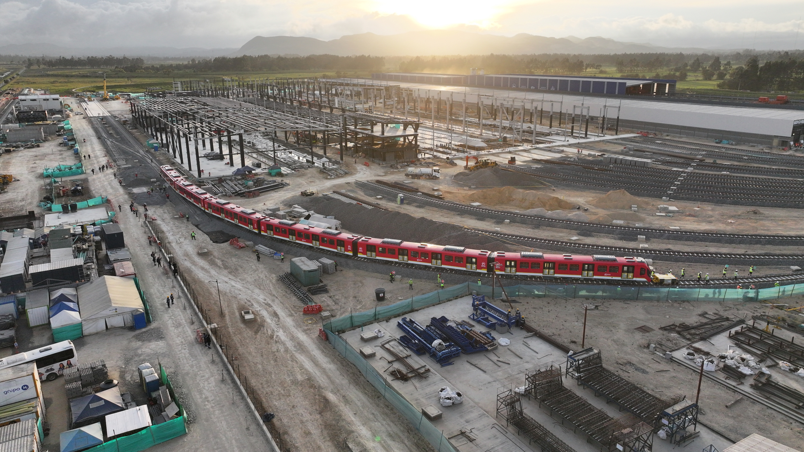 Vista aérea del primer tren que está en patio taller