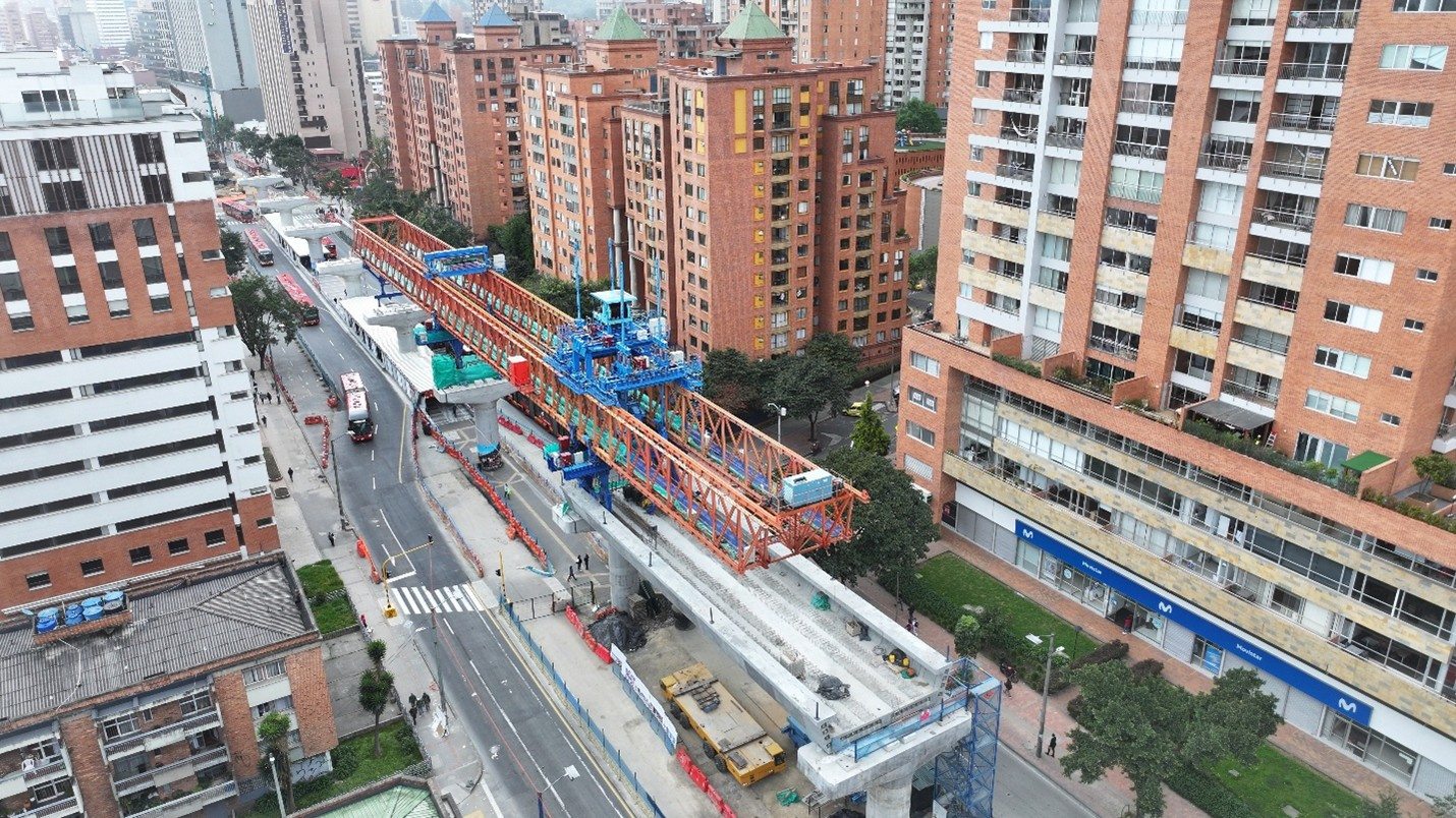 Vista aérea de una viga lanzadora sobre la Caracas.