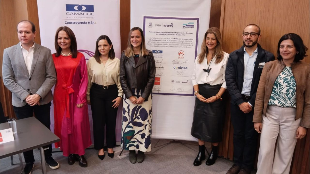 Representantes de las entidades que firmaron el compromiso por la prevención del acoso sexual callejero