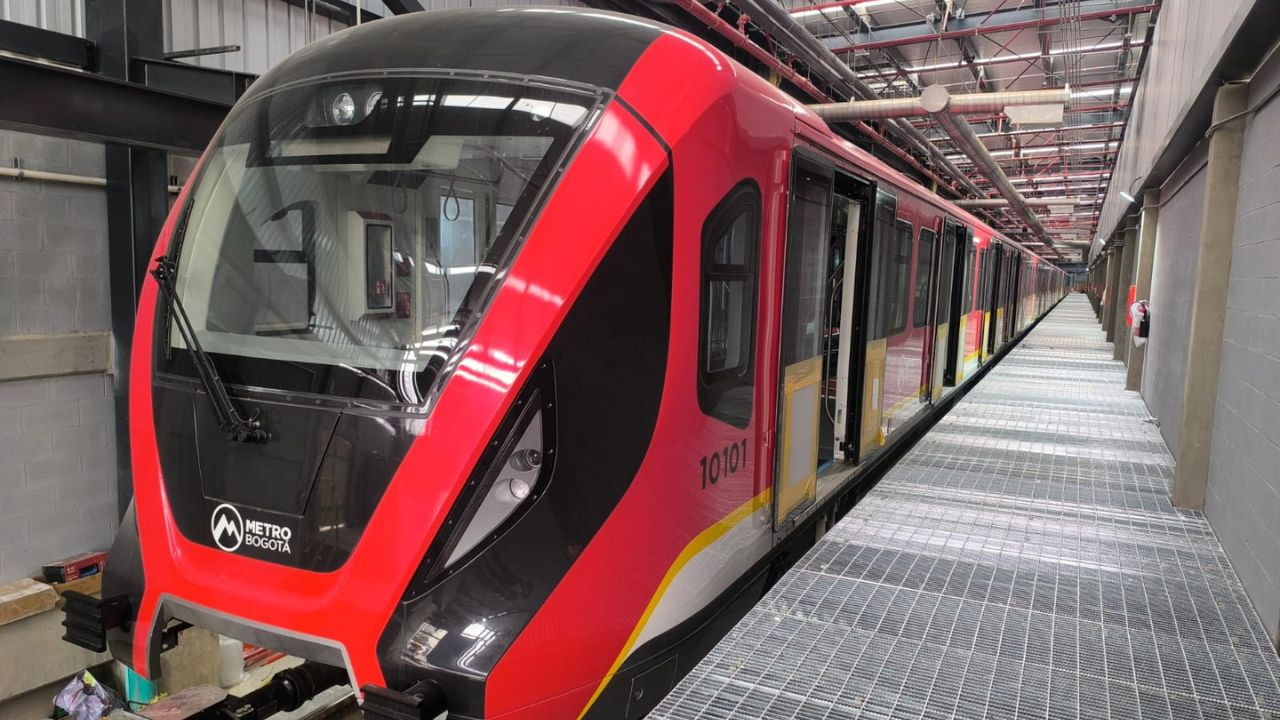 Primer tren de la Línea 1 del Metro de Bogotá en la cochera donde se le realizarán primeras pruebas