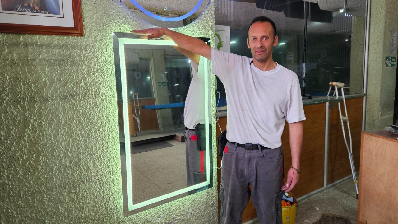 Don Mauricio Guacaneme frente a uno de sus trabajos en vidrio