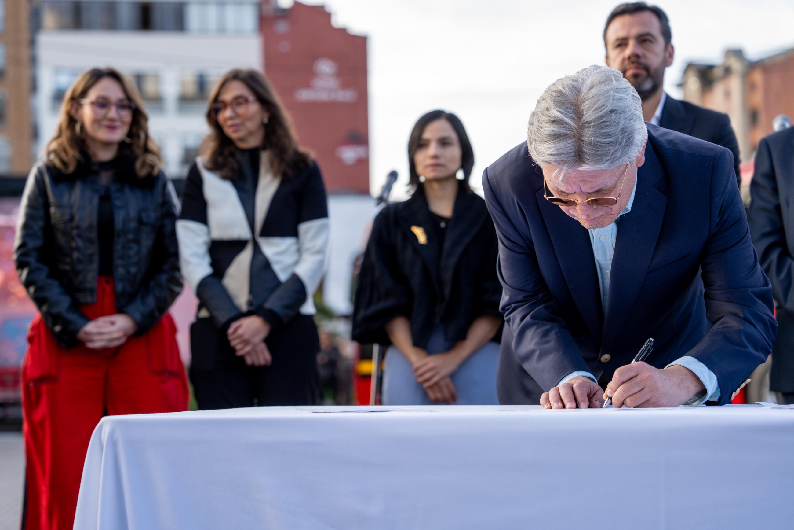 Gerente de la Empresa Metro firmando el acuerdo