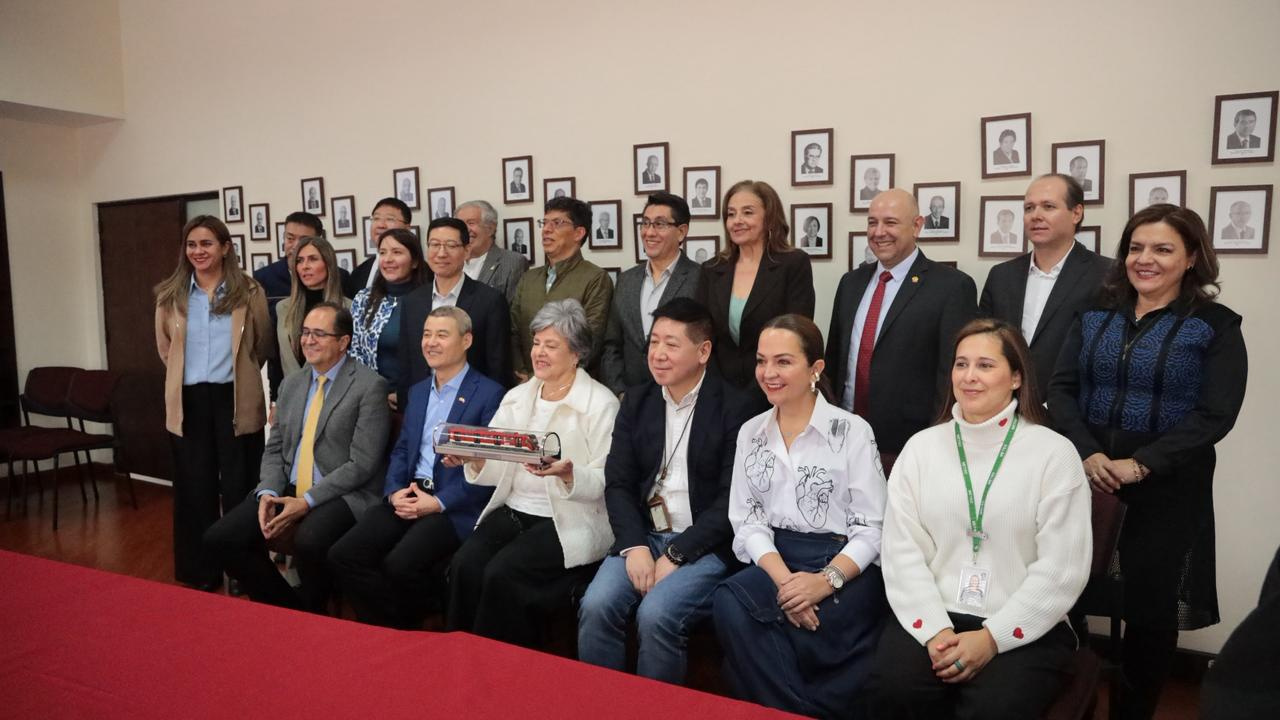 Foto donde se ven en dos filas, una de pie y otra sentados, todos los asistentes a la firma del convenio