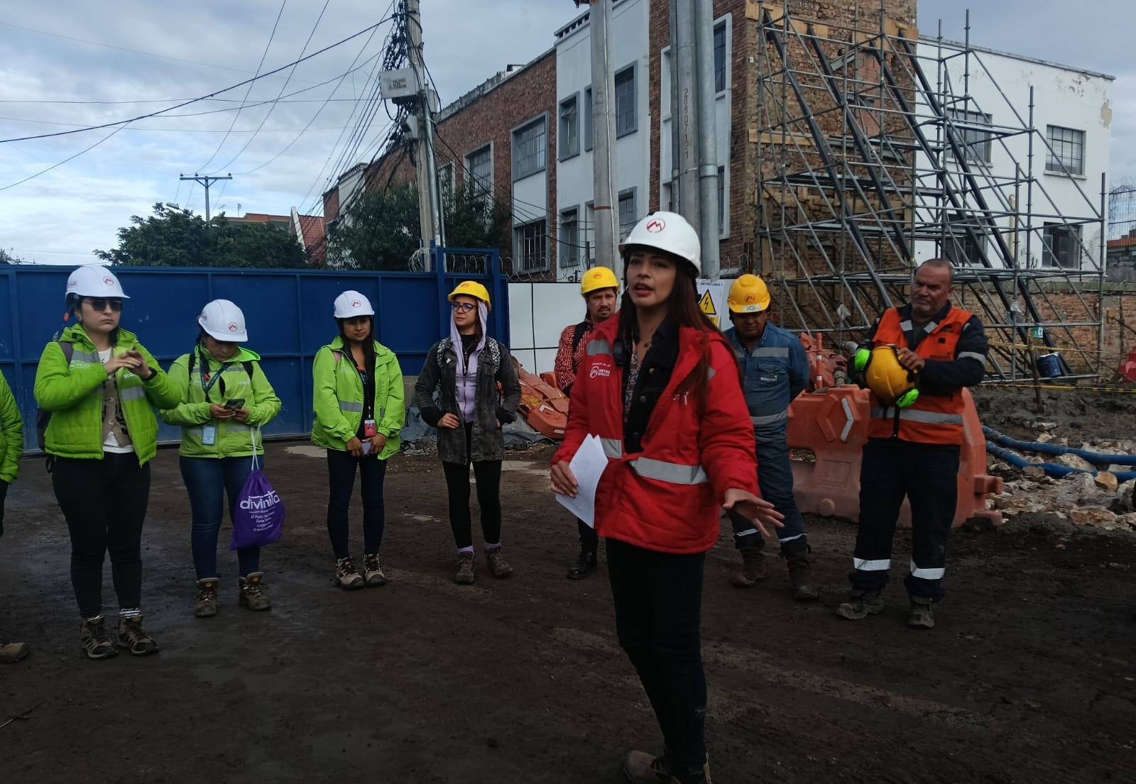 Mujer brindando capacitación a obreros sobre la prevención al acoso