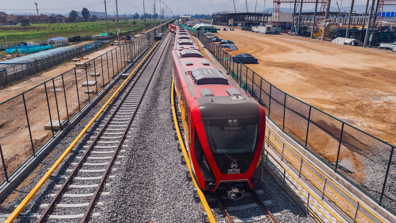 Primer tren sobre la vía de pruebas