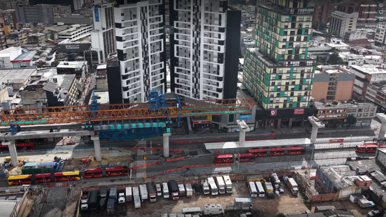 Vista desde dron de la avenida Caracas donde la viga lanzadora está posicionando vanos sobre la estación temporal de Transmilenio de la calle 57