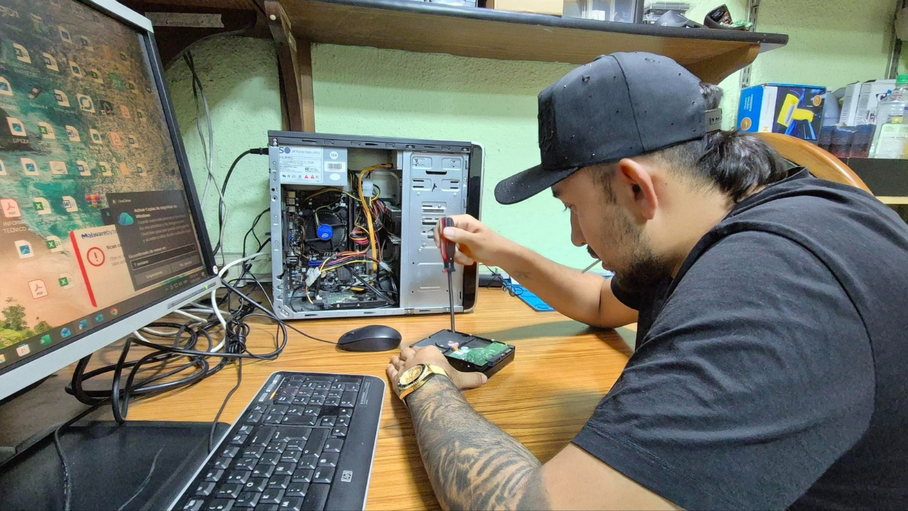 Hombre realizando la reparación de un aparato electrónico